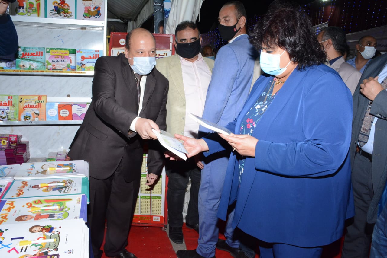 المؤسسة المصرية الروسية تهدي وزيرة الثقاقة كتاب في افتتاح معرض الأوبرا