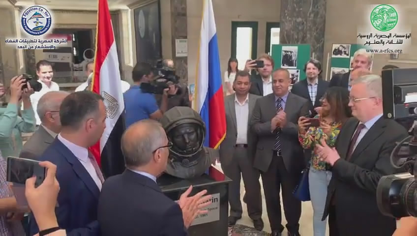 إزاحة الستار عن تمثال أول رائد فضاء في التاريخ بمقر وكالة الفضاء المصرية
